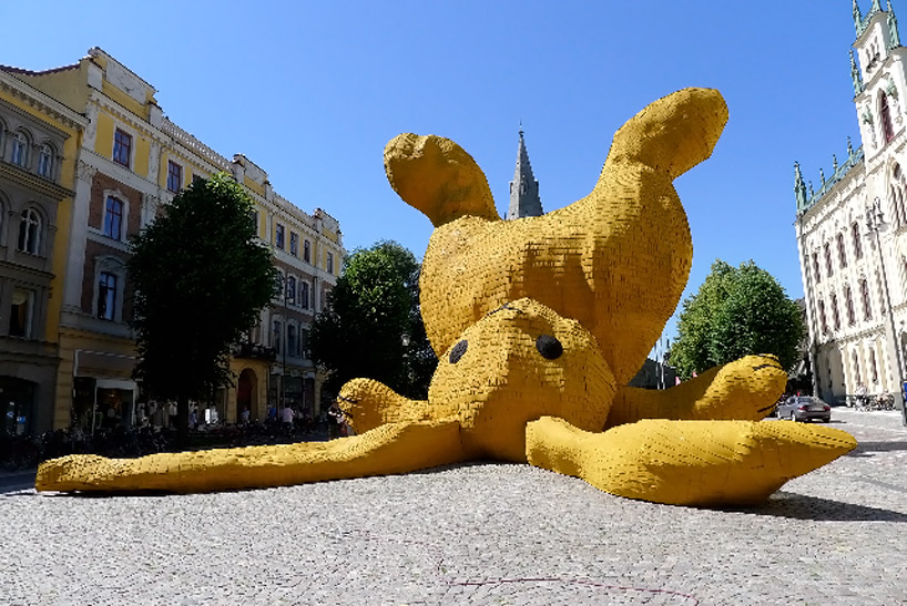 Florentijn-Hofman-Giant-Bunny-Sculptures5